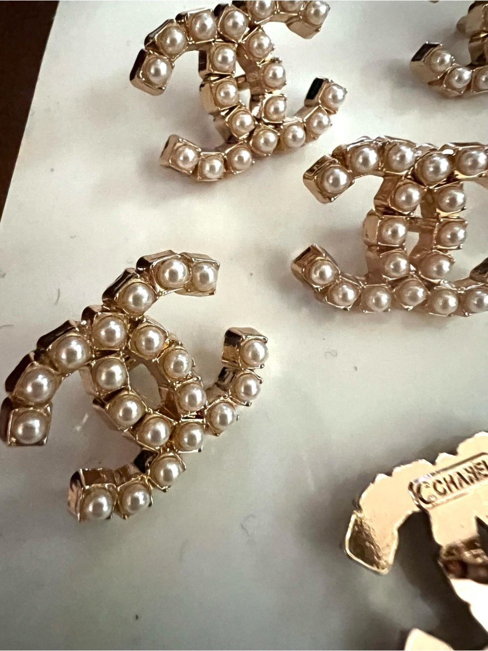 ‘Set of 6-19mm’Icon Logo FauxPearlEmbedded/gold-toneAlloy/Shankback/Stamp